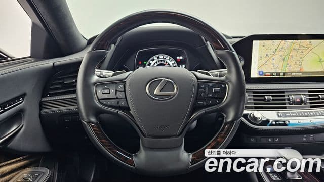 Lexus LS500 2023 — Photo 8/20
