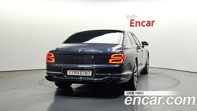 Bentley Flying Spur 2022 — ფოტო 13/20