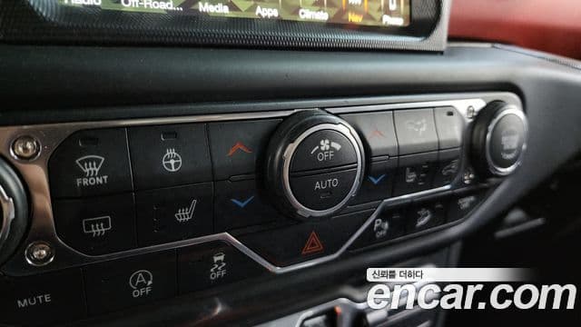 Jeep Wrangler 2018 — Şəkil 25/33