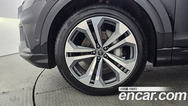Audi Q8 2023 — ფოტო 16/20