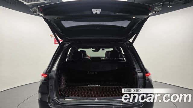 Jeep Grand Cherokee 2023 — фото 20 из 20