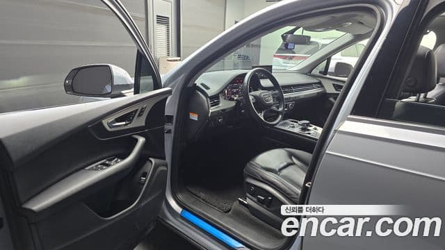 Audi Q7 2019 — Şəkil 10/20