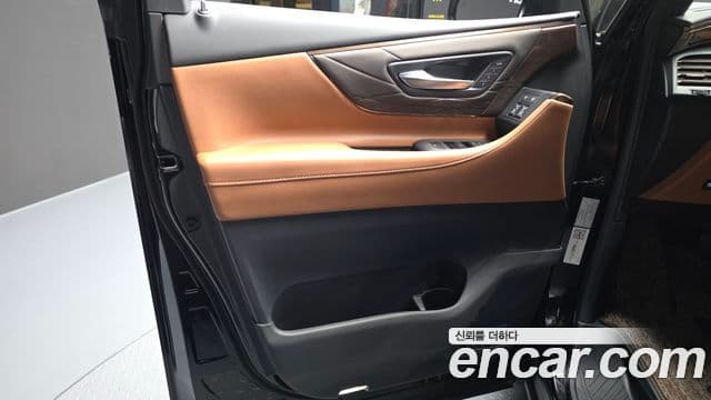 Toyota Alphard 2025 — Photo 37/38