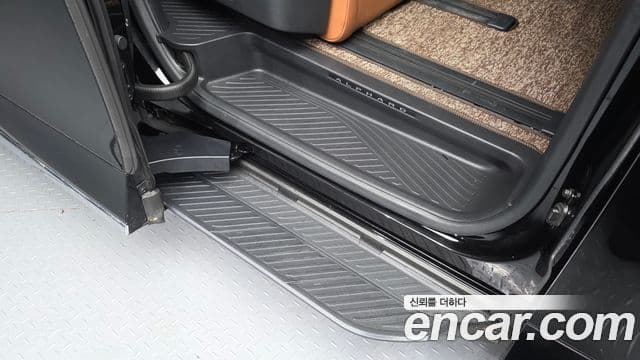 Toyota Alphard 2025 — Photo 10/38
