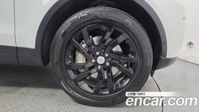 Land Rover Discovery 5 2019 — Photo 28/35
