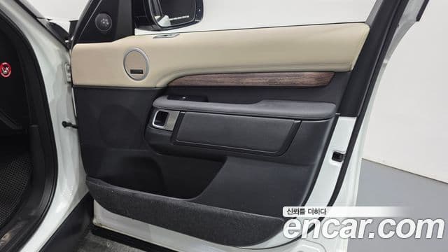 Land Rover Discovery 5 2019 — Photo 21/35