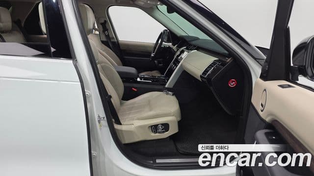 Land Rover Discovery 5 2019 — Photo 7/35