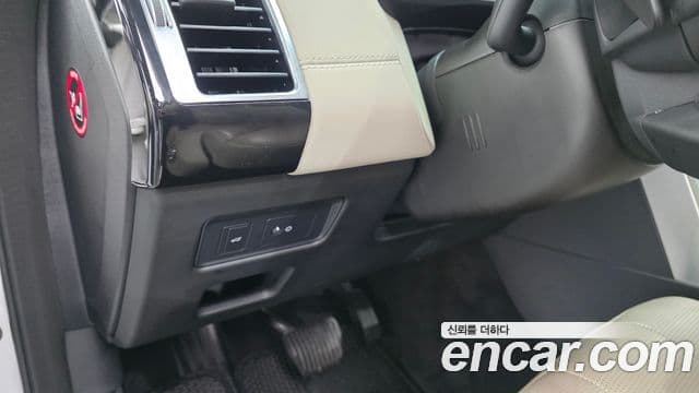 Land Rover Discovery 5 2019 — Photo 4/35
