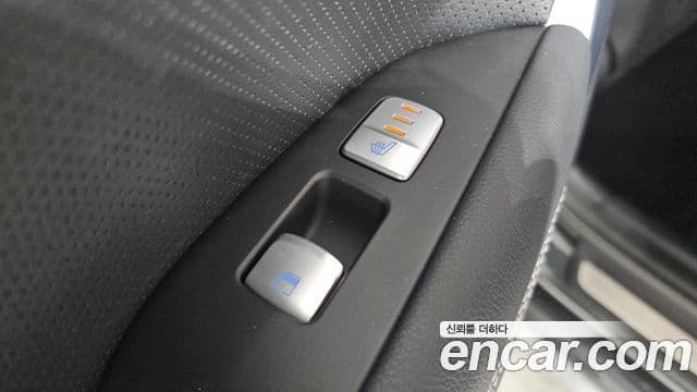 Genesis G70 2018 — ფოტო 16/20