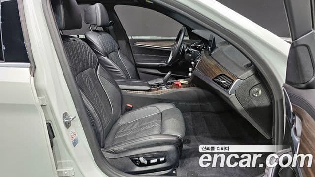 BMW 5 Series 2018 — ფოტო 12/20