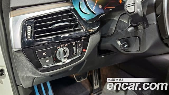 BMW 5 Series 2018 — ფოტო 19/20