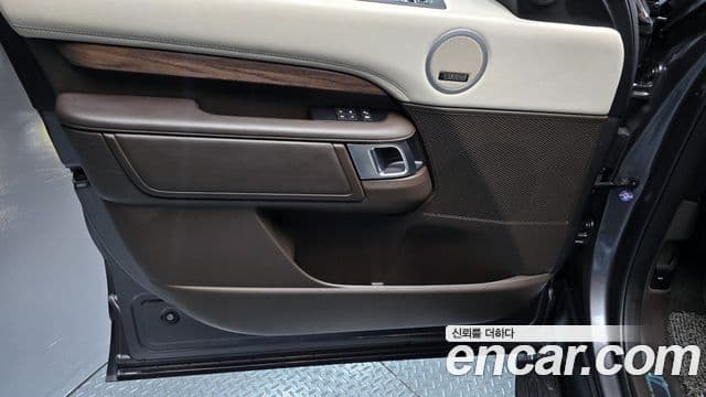 Land Rover Discovery 5 2018 — Şəkil 28/30