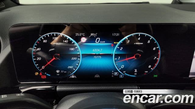 Mercedes-Benz GLA-Class 2022 — Şəkil 8/20