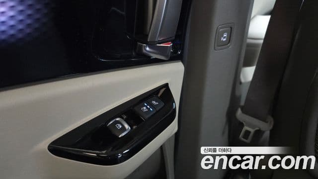 Kia Carnival 2021 — фото 18 из 20