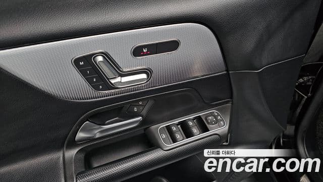 Mercedes-Benz GLB-Class 2021 — ფოტო 4/20
