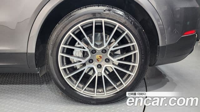 Porsche Cayenne 2020 — Photo 32/37