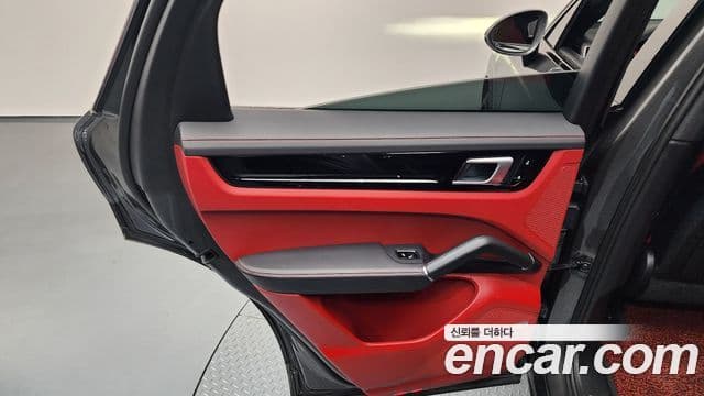 Porsche Cayenne 2020 — Photo 8/37