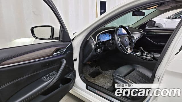 BMW 5 Series 2018 — ფოტო 10/20
