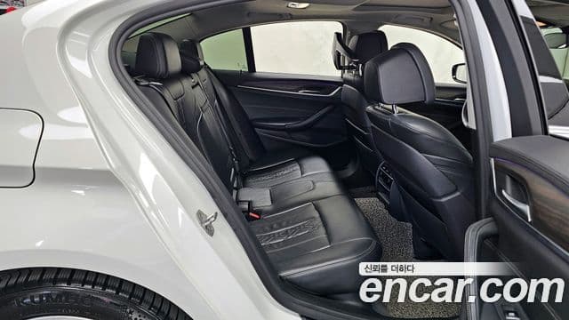 BMW 5 Series 2018 — ფოტო 12/20
