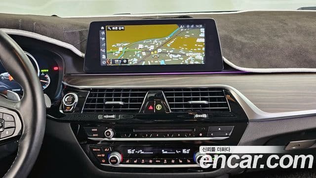 BMW 5 Series 2018 — ფოტო 14/20
