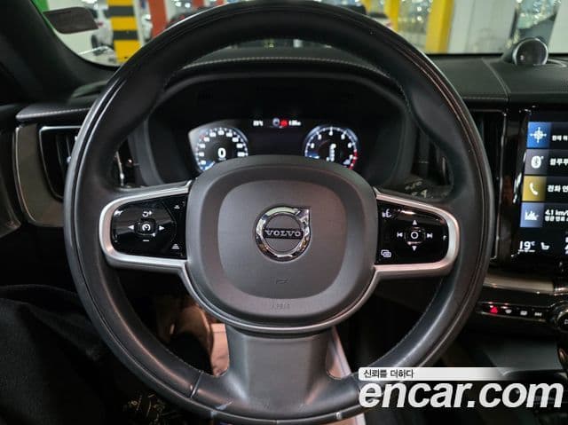 Volvo XC60 2020 — ფოტო 4/20