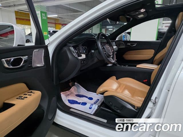 Volvo XC60 2020 — ფოტო 12/20