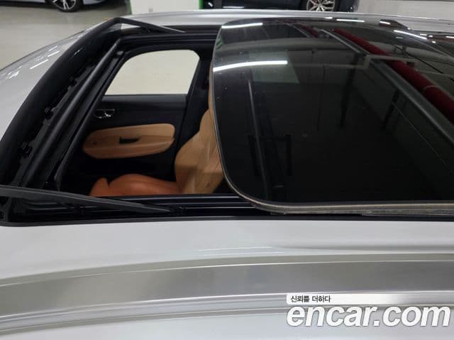 Volvo XC60 2020 — ფოტო 14/20
