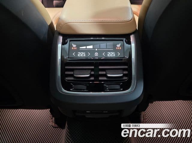 Volvo XC60 2020 — ფოტო 16/20