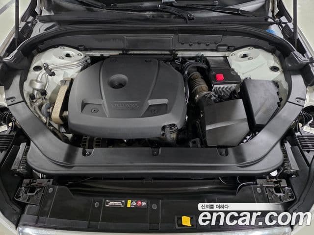 Volvo XC60 2020 — ფოტო 18/20
