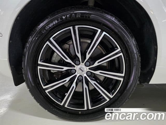 Volvo XC60 2020 — ფოტო 19/20