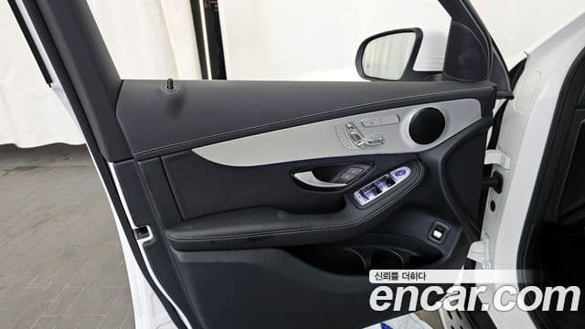 Mercedes-Benz GLC-Class 2022 — Photo 23/32