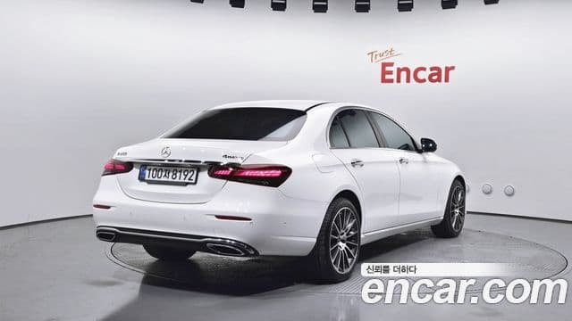 Mercedes-Benz E-Class 2022 — ფოტო 2/20