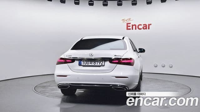Mercedes-Benz E-Class 2022 — ფოტო 4/20