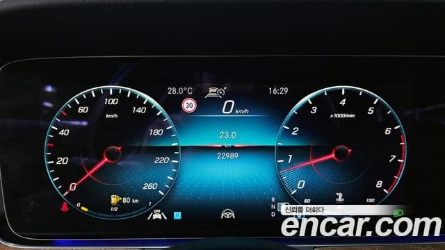 Mercedes-Benz E-Class 2022 — ფოტო 8/20