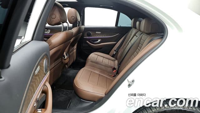 Mercedes-Benz E-Class 2022 — ფოტო 11/20
