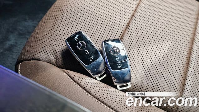Mercedes-Benz E-Class 2022 — ფოტო 15/20
