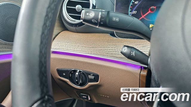 Mercedes-Benz E-Class 2022 — ფოტო 18/20