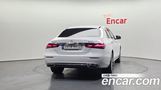 Mercedes-Benz E-Class 2023 — ფოტო 4/20