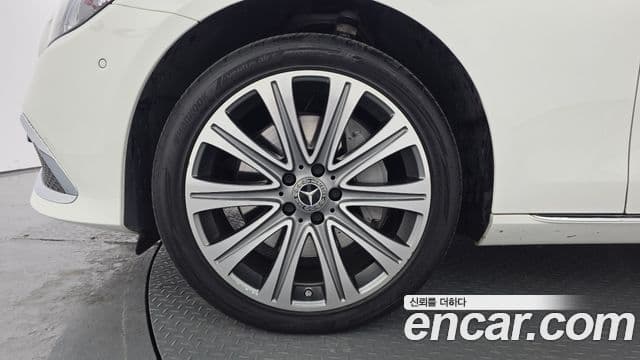 Mercedes-Benz E-Class 2023 — ფოტო 5/20