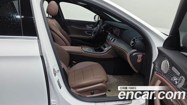 Mercedes-Benz E-Class 2023 — ფოტო 11/20