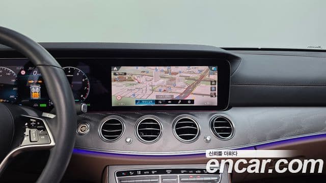 Mercedes-Benz E-Class 2023 — ფოტო 14/20