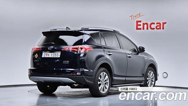 Toyota RAV4 2018 — ფოტო 2/20