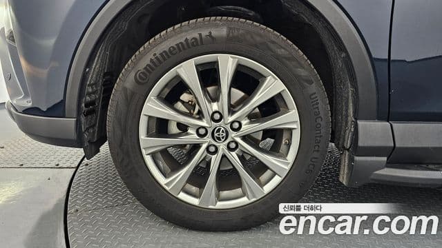 Toyota RAV4 2018 — ფოტო 5/20