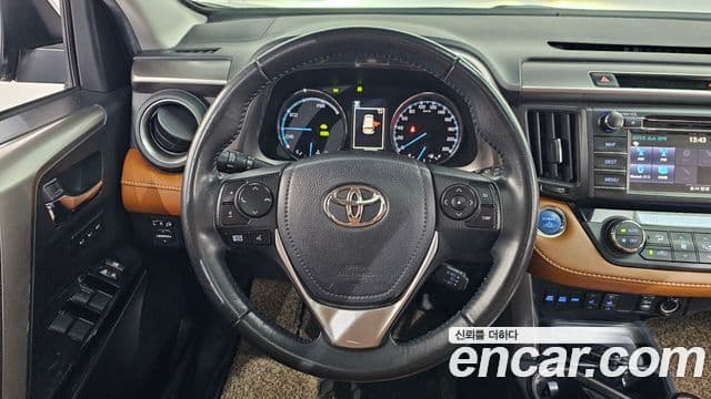 Toyota RAV4 2018 — ფოტო 13/20