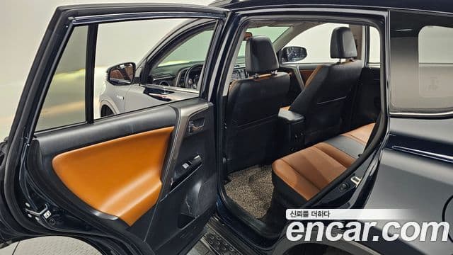 Toyota RAV4 2018 — ფოტო 18/20