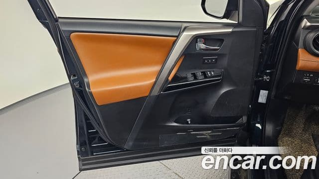 Toyota RAV4 2018 — ფოტო 24/33