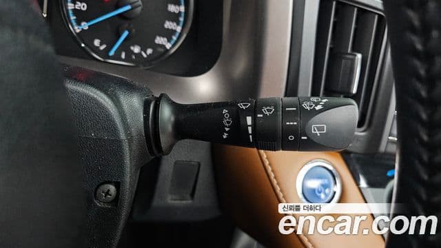 Toyota RAV4 2018 — ფოტო 15/33