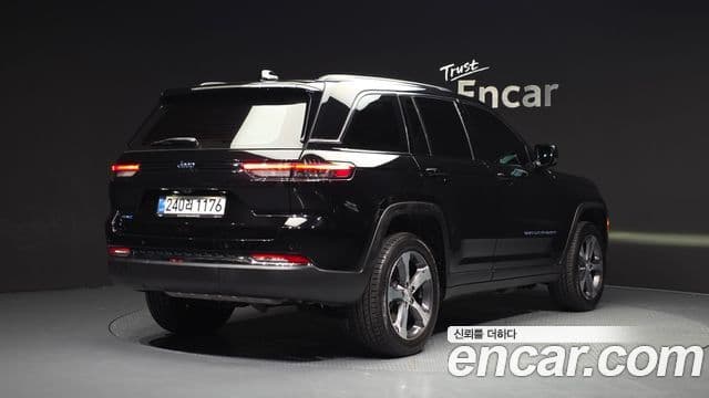 Jeep Grand Cherokee 2023 — ფოტო 2/20