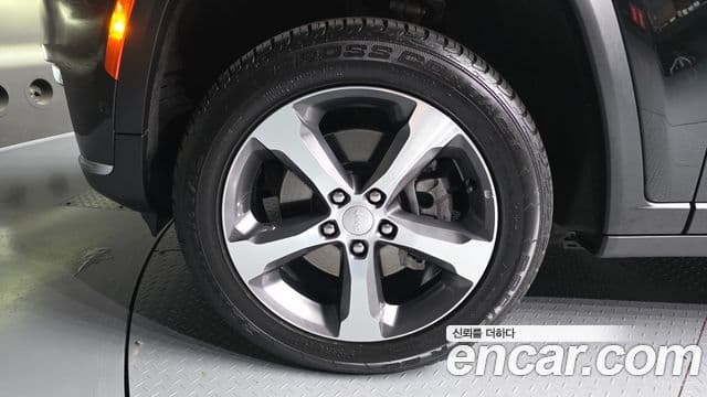 Jeep Grand Cherokee 2023 — Şəkil 20/32