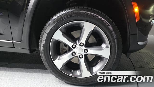 Jeep Grand Cherokee 2023 — Şəkil 29/32